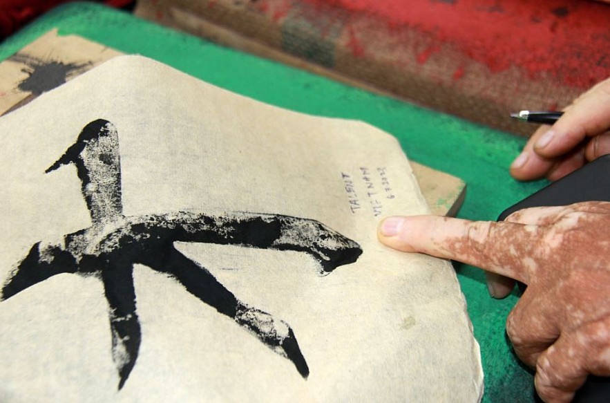 Indian Friends Visit Quoc Tu Giam, Try Woodblock Printing