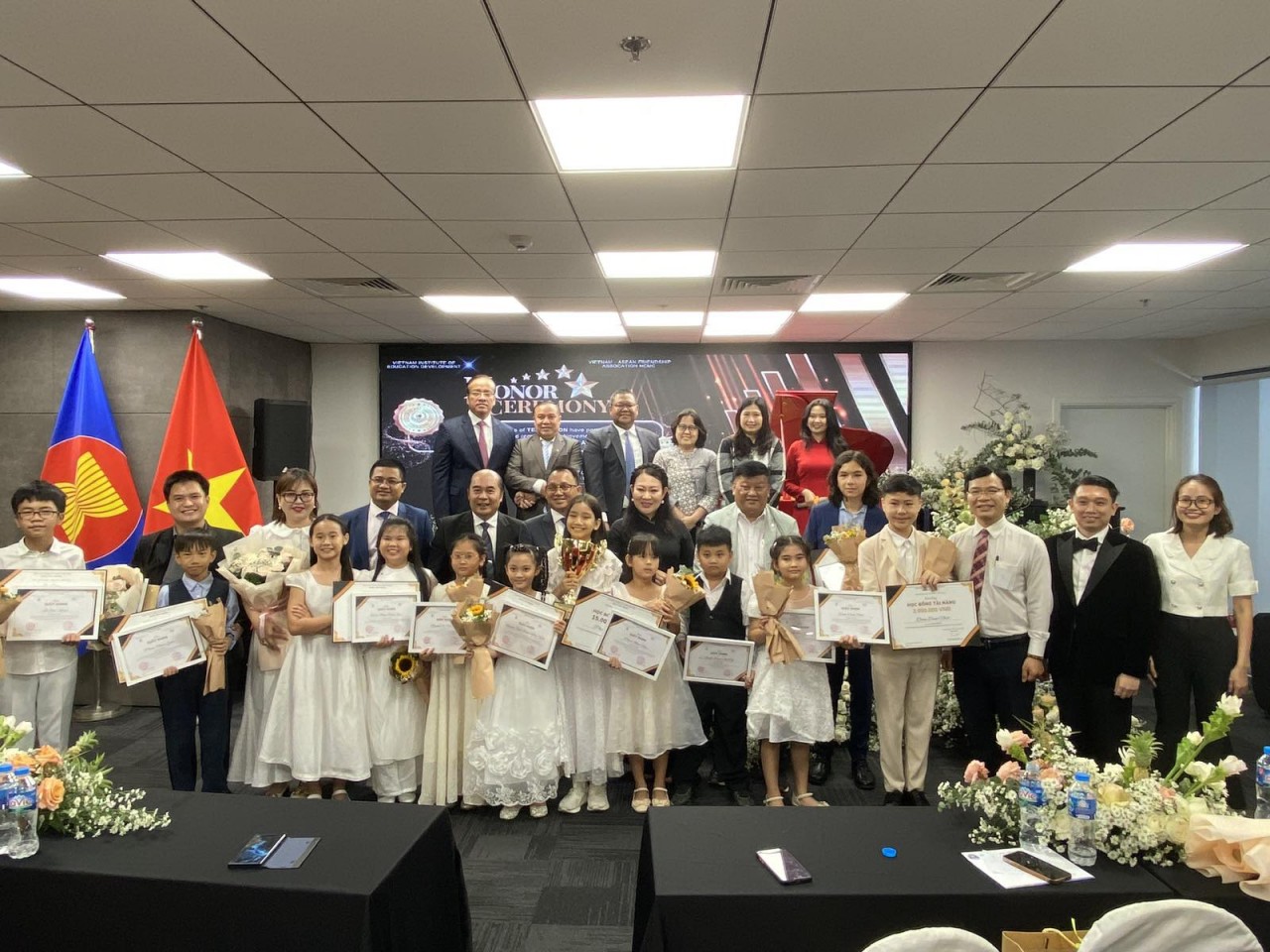 This is an activity to praise the teachers and 19 students of Saigon Talent Education Development (TED SAIGON) who participated and achieved high achievements at 2 international competitions Youth Friendship Festival 2022 and Asia Pacific Arts Festival 2023.