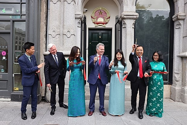  Vietnamese Ambassador to the UK and the Republic of Ireland Nguyen Hoang Long (second from right), Minister of State at the Irish Department of Foreign Affairs Sean Fleming (centre), and first Honorary Consul of Vietnam in Dublin Patrick Gerard McKillen (second from left) cut the symbolic ribbon to inaugurate the Honorary Consulate Office. (Photo: VNA)