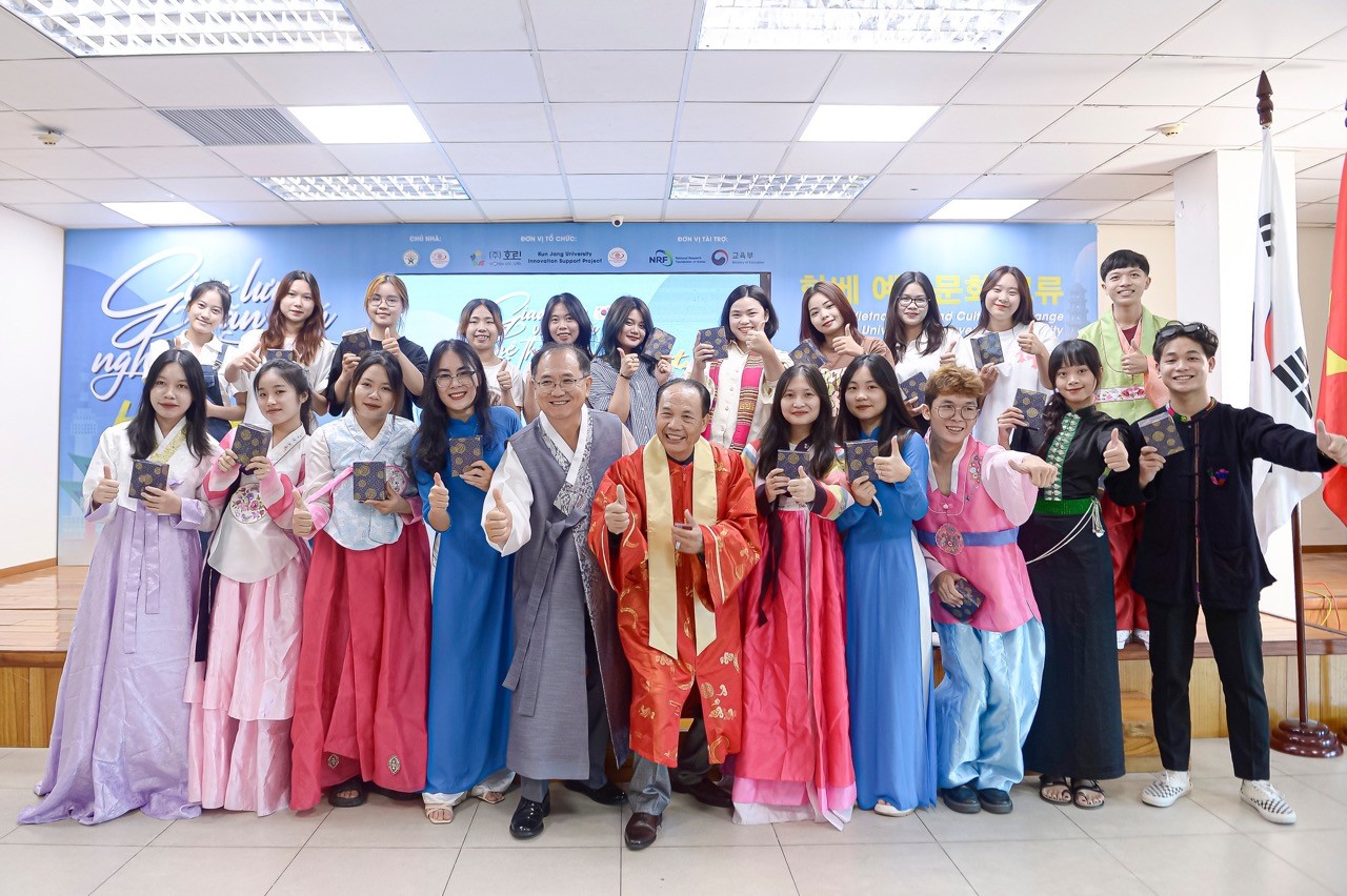 Vietnamese, Korean Youths Join Cultural Exchange in Hanoi