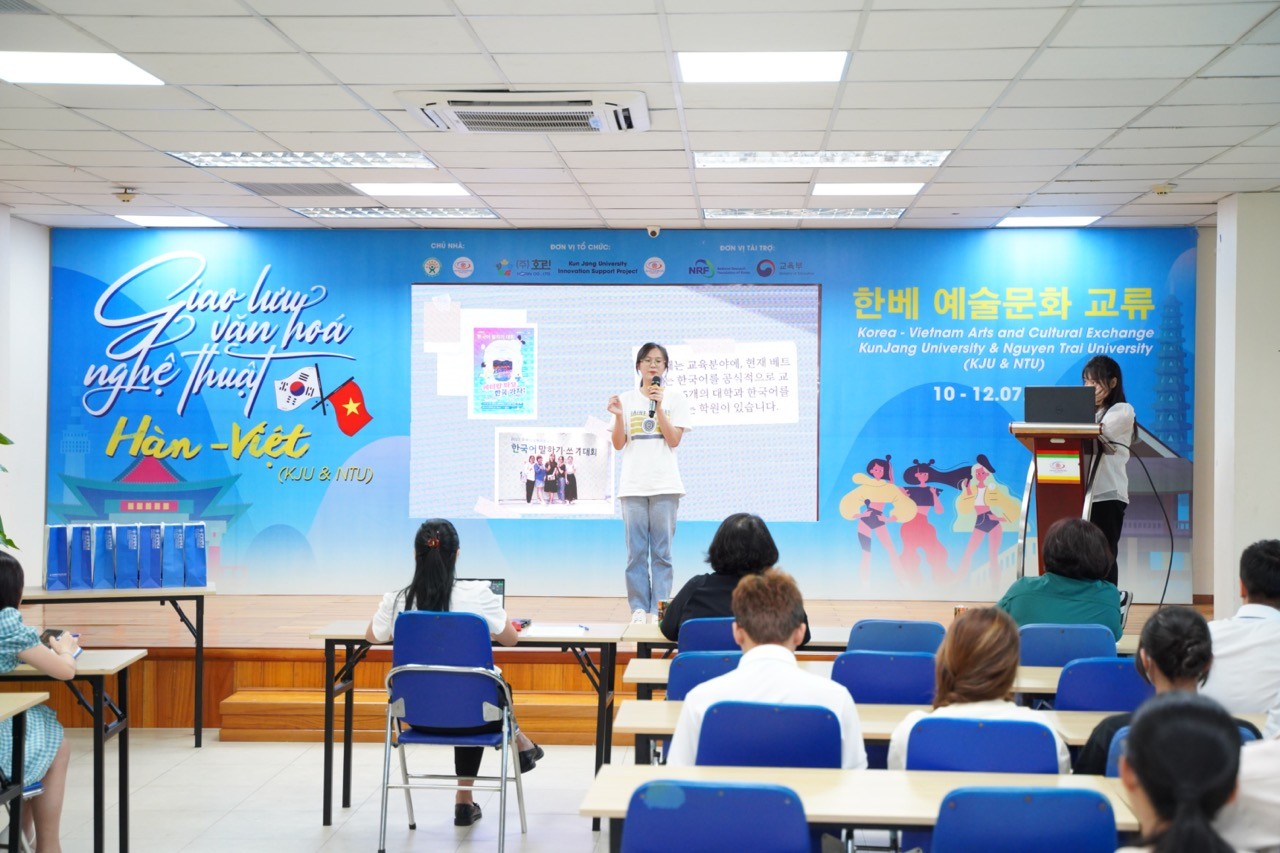 Vietnamese, Korean Youths Join Cultural Exchange in Hanoi