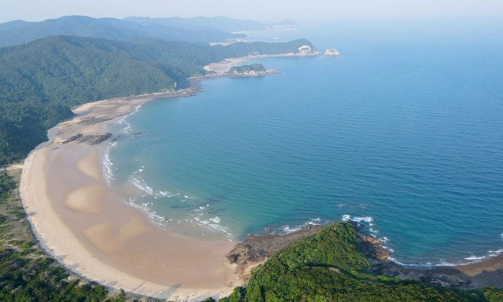 Visit The Majestic Sand Path In The Middle Of Thanh Lan Beach