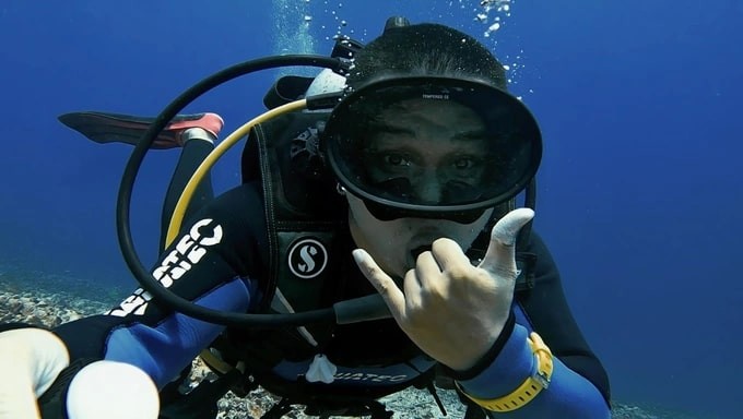Vietnamese Man Scuba Dives To Find Shipwrecks in Philippines