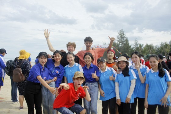 US, Vietnamese, Lao Students Exchange in Vietnam's Province