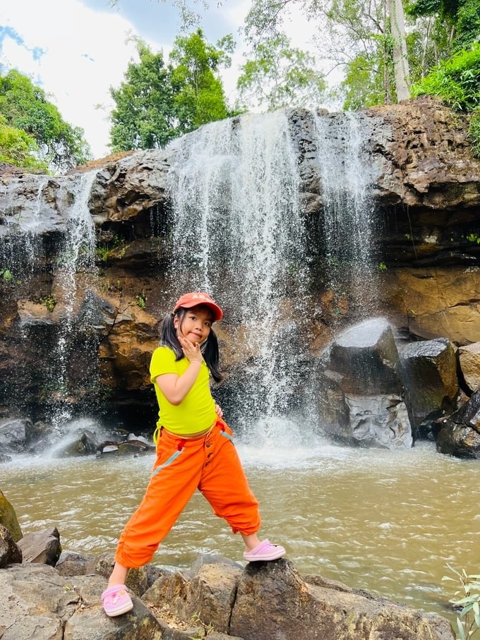 Grandmother And Granddaughter Conquer Vietnam’s Beautiful Sea Routes
