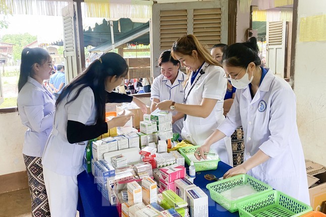 Da Nang 'Blue shirt' Youth Support Needy People in Laos