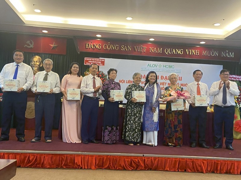 Mr. Ngo Thanh Son, Vice Chairman of the Vietnam Fatherland Front Committee in Ho Chi Minh City and Mr. Tran Duc Hien, Vice Chairman of the Committee on Overseas Vietnamese in Ho Chi Minh City presented flowers to the Executive Committee of the second term.