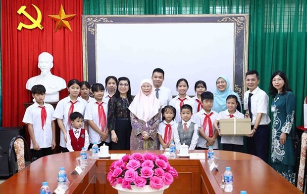 Malaysian Prime Minister, Spouse Busy at Hanoi