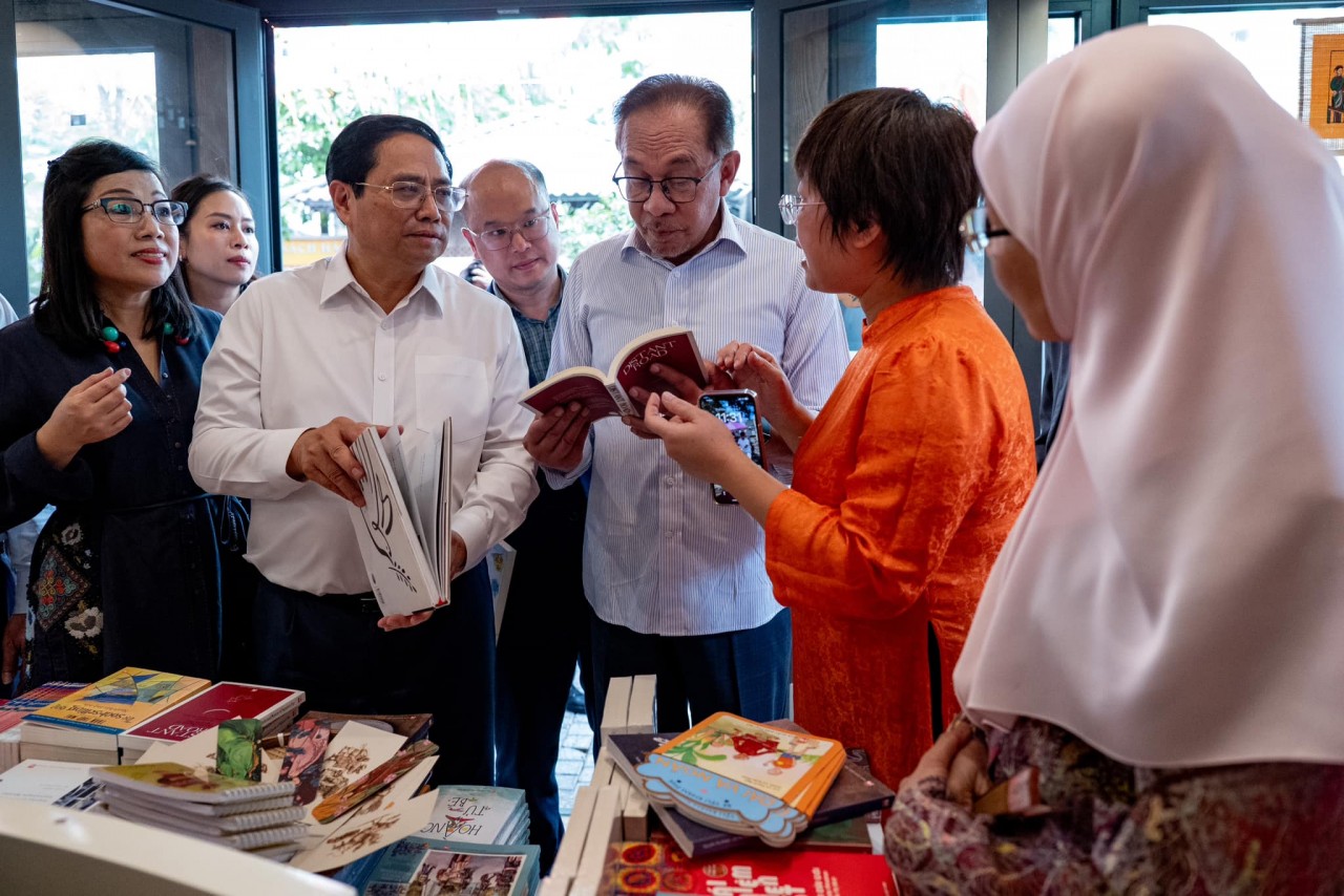 Malaysian Prime Minister, Spouse Busy at Hanoi