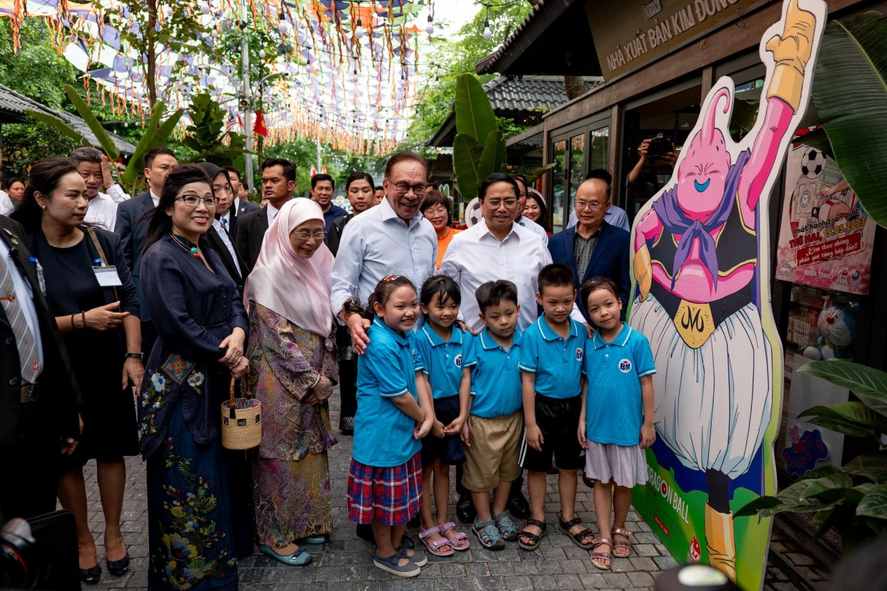 Malaysian Prime Minister, Spouse Busy at Hanoi