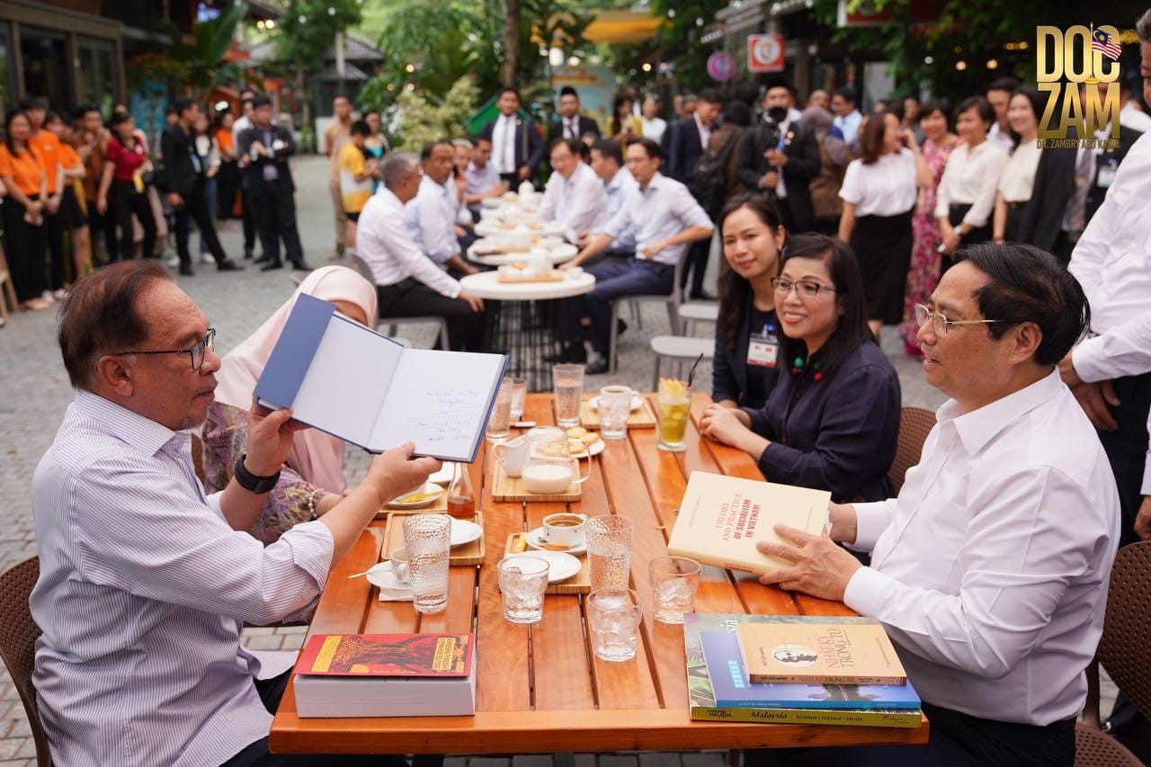 Malaysian Prime Minister, Spouse Busy at Hanoi