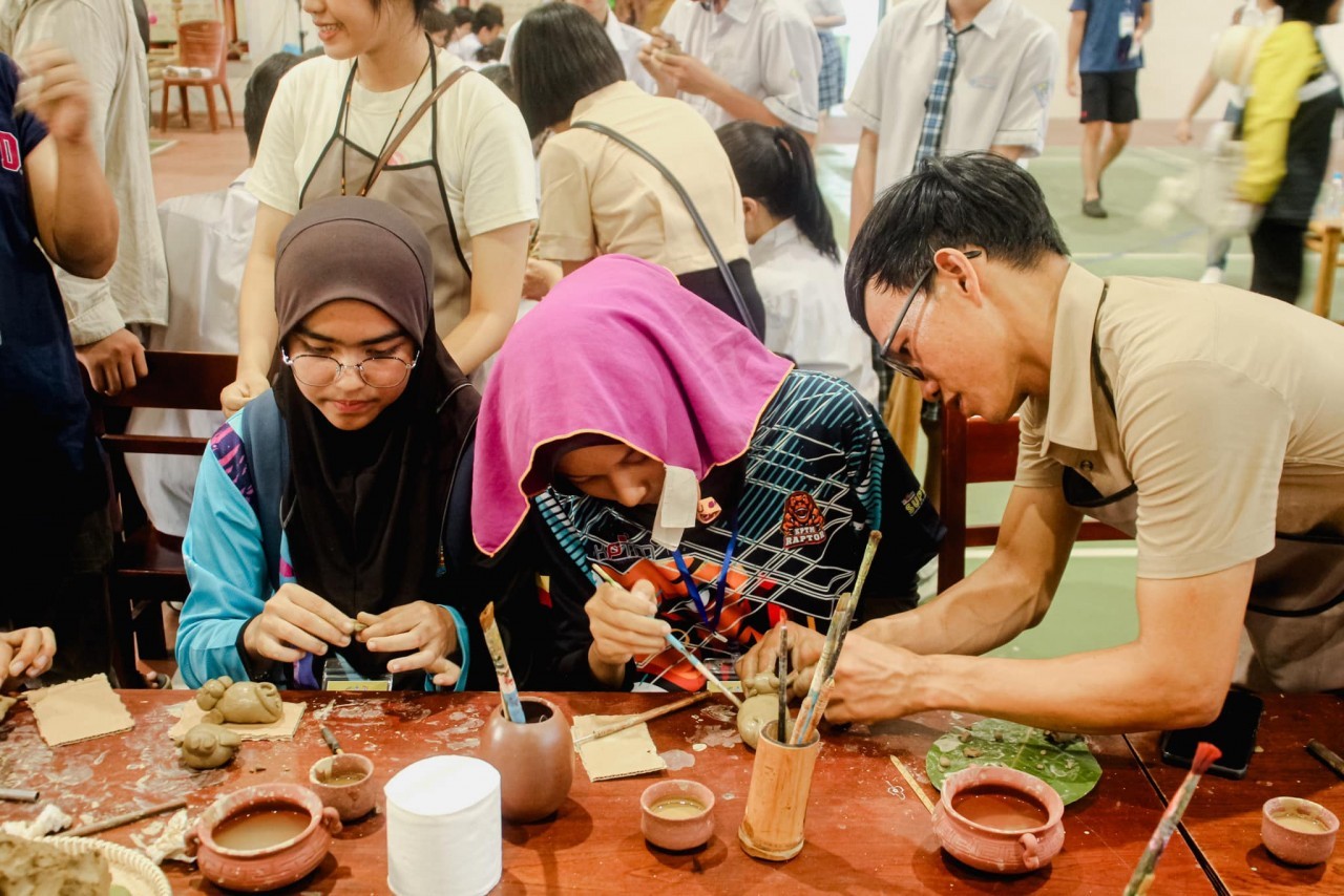 Students participating in the Camp are eager to learn about Hue's traditional crafts (Photo: Vietnam - Asean Youth Camp 2023).