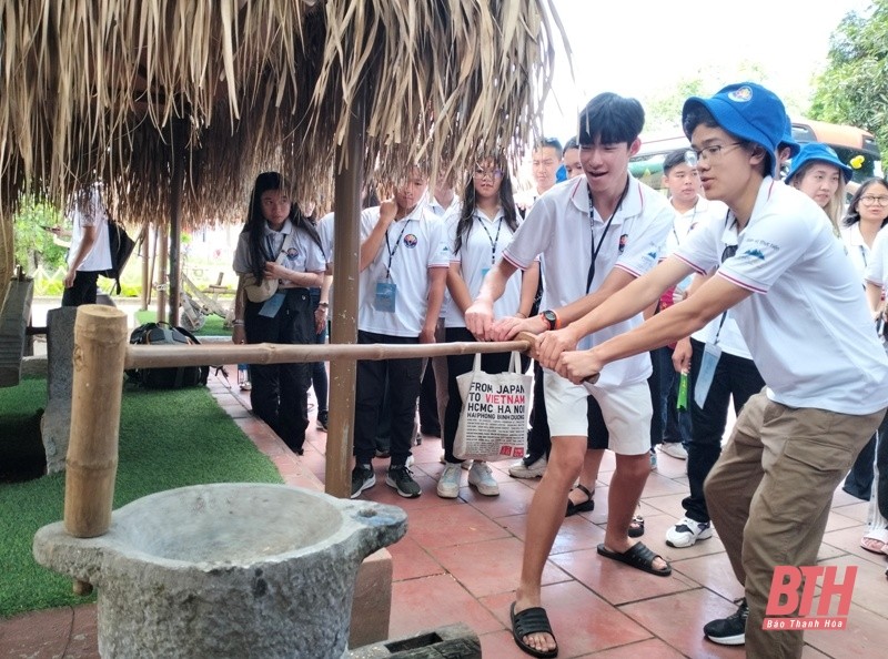 Overseas Vietnamese Youth Busy in Tsinghua Province