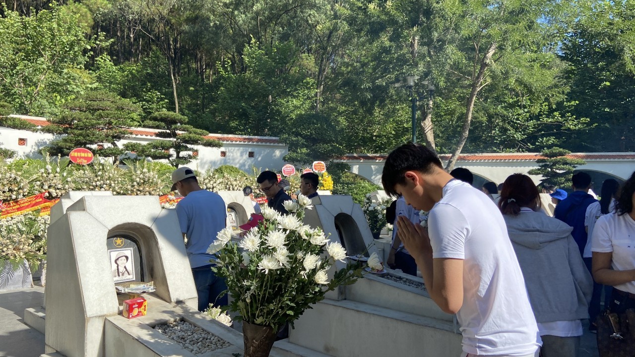 Overseas Youth Offer Incense Fallen Young Volunteers at Dong Loc T-junction