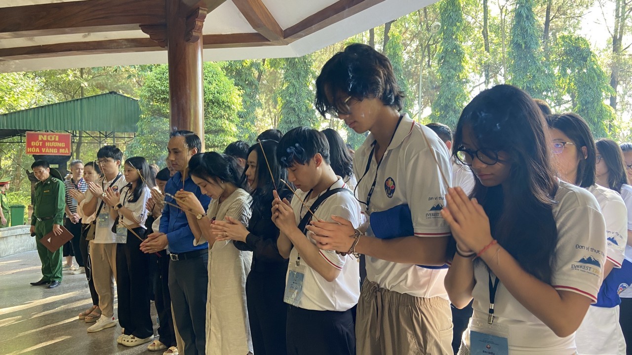 Overseas Youth Offer Incense Fallen Young Volunteers at Dong Loc T-junction