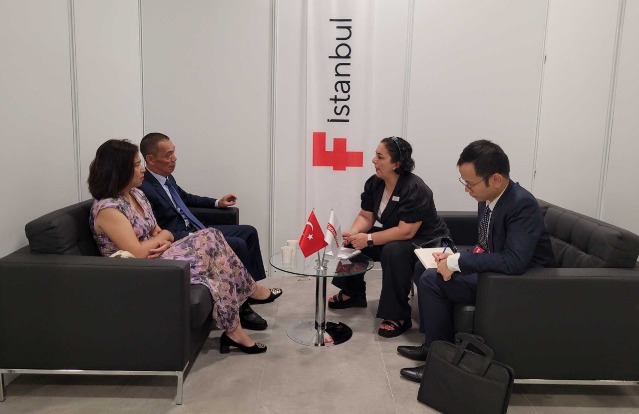 Ambassador Do Son Hai works with F-Istanbul's management board.
