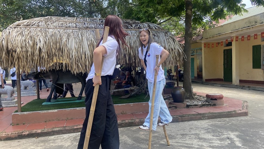 Overseas Young Vietnamese Learn Traditional Games