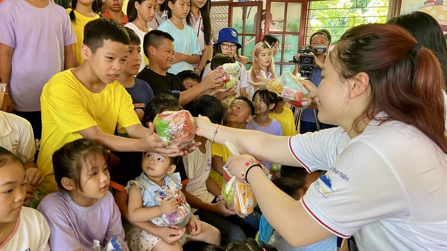 Overseas Young Vietnamese Learn Traditional Games