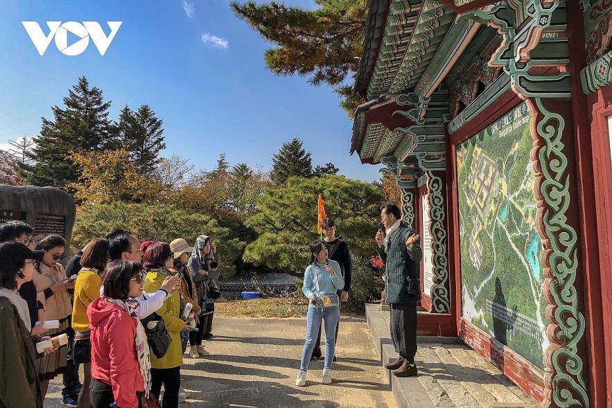 Vietnamese travellers visit a popular tourist destination in RoK.