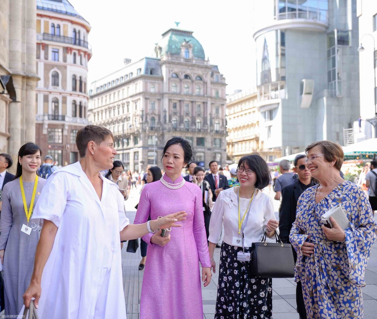 Vietnamese State President's Spouse Explore Culture, History of Austria, Italy