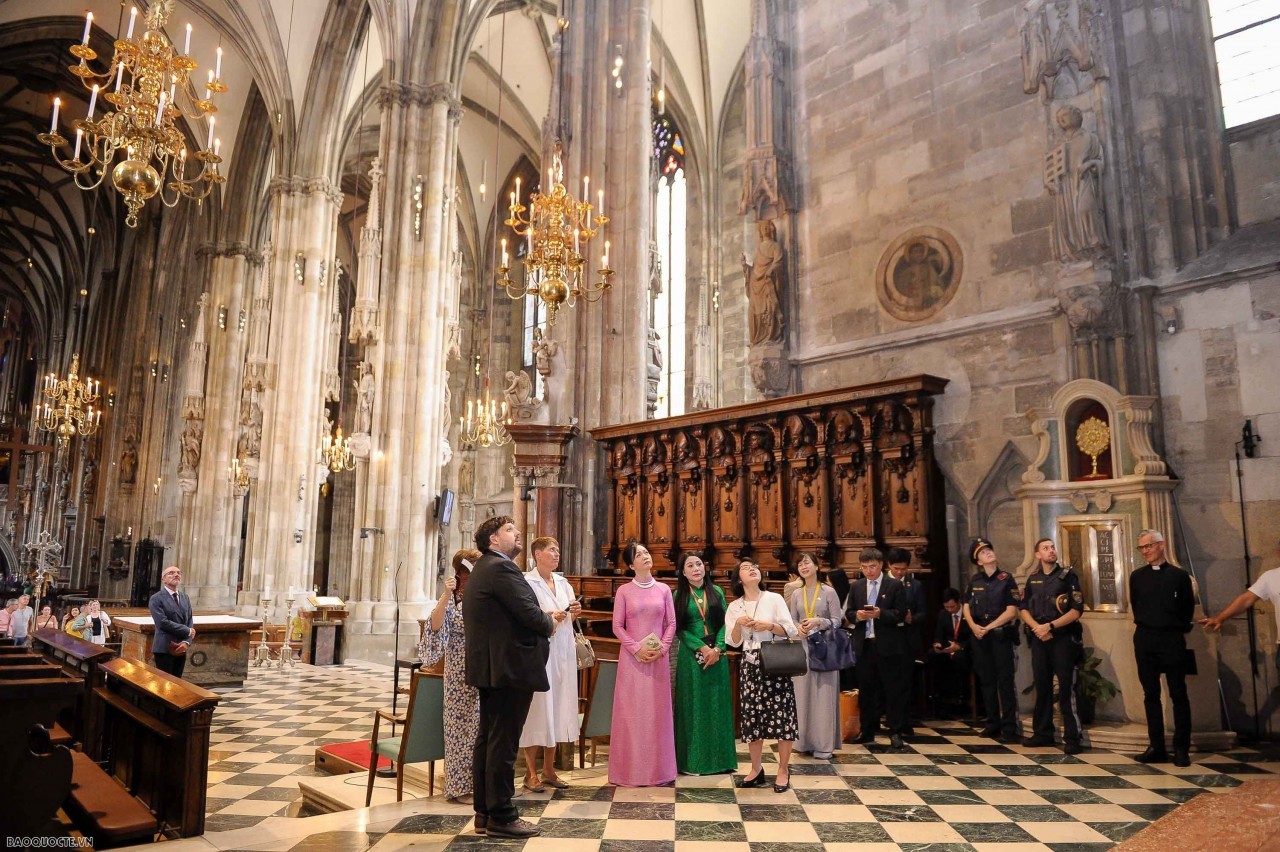 Vietnamese State President's Spouse Explore Culture, History of Austria, Italy