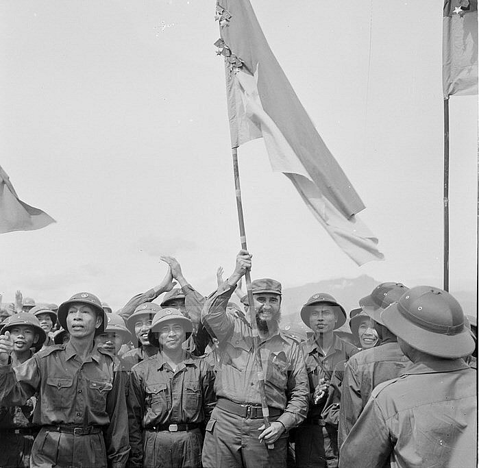 Fidel Castro waves the all-victorious flag while meeting with liberation soldiers in Quang Tri (Photo: VNA)