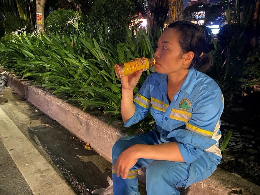 Positive Energy Helps Sanitation Workers Overcome Pressure