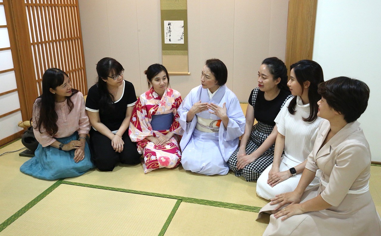 Charming Meditative Japanese Tea Ceremony in Hanoi
