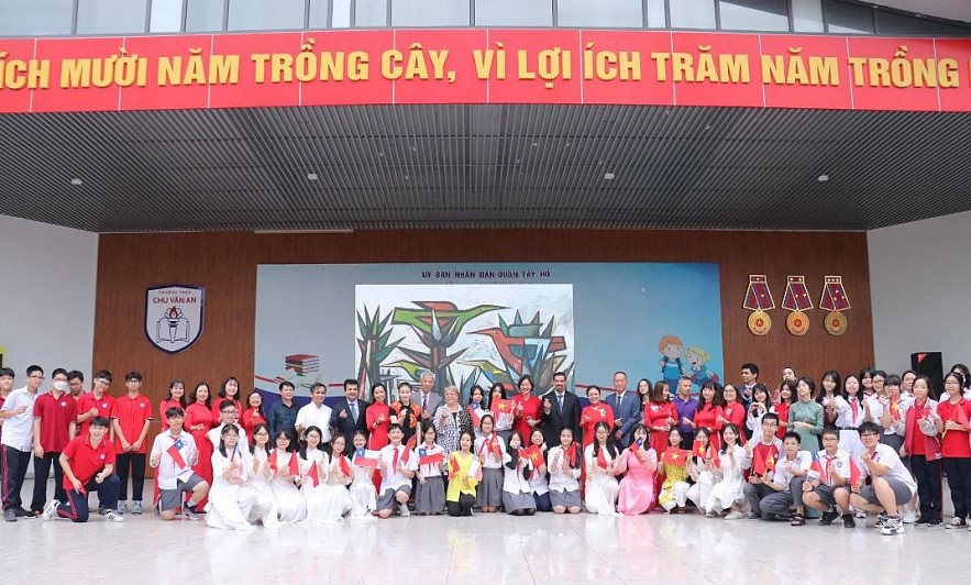 Young Ambassadors Connect Cultures Young Ambassadors Connect Cultures
