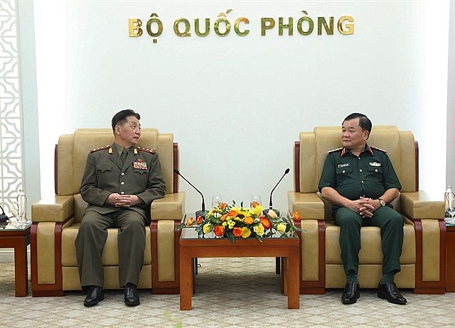 Deputy Minister of National Defence Lieut. Sen. Gen. Hoàng Xuân Chiến (right) receives Colonel Kim Myong Chol, Defence Attaché of the Democratic People’s Republic of Korea (DPRK) in Việt Nam on Thursday. — VNA/VNS Photo Hồng Pha