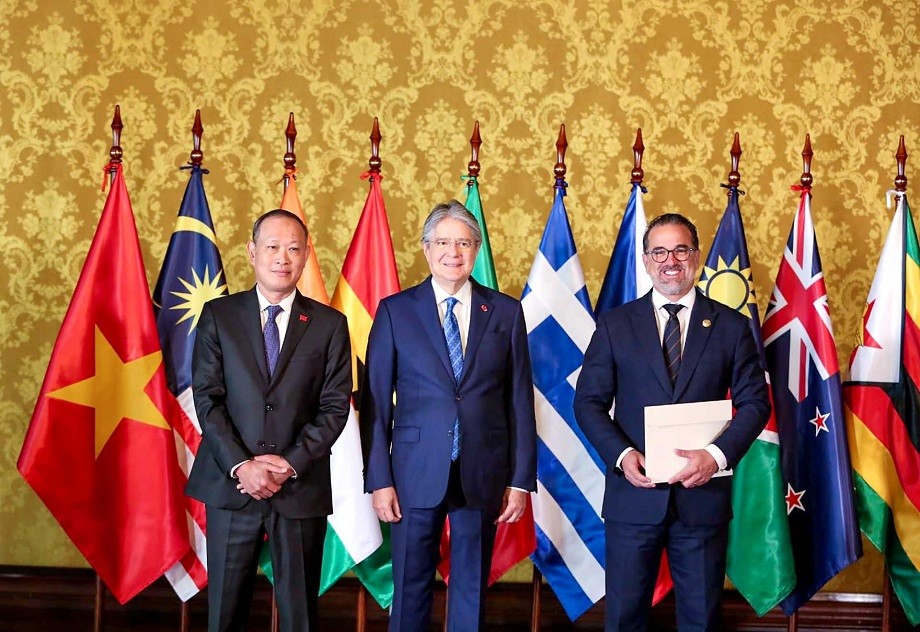 Vietnamese Ambassador Presents Credentials to Ecuador's President