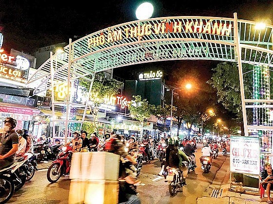 Many areas in HCMC are running a food street at night to serve tourists, boosting the growth of the night economy (Photo: SGGP)