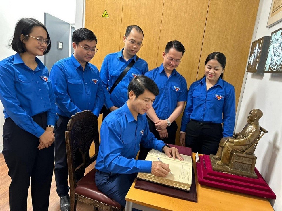 Vietnam's Delegation Visits President Ho Chi Minh’s Monument in French City