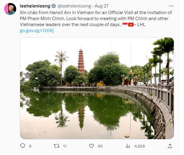 Singaporean Prime Minister Lee Hsien Loong Strolls Around Hanoi' Streets, Tries Local Food