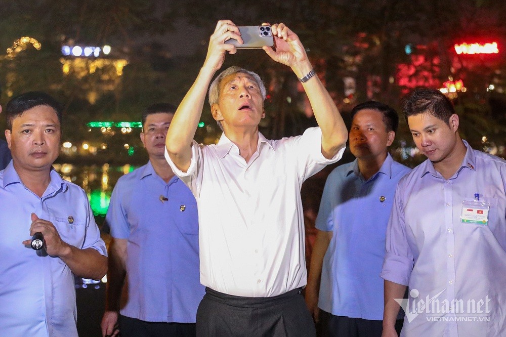 Singaporean Prime Minister Lee Hsien Loong Strolls Around Hanoi' Streets, Tries Local Food