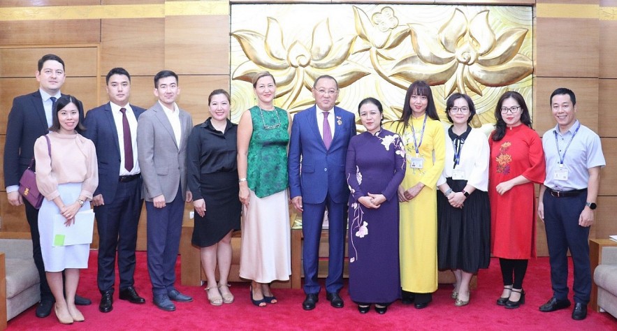 Delegates took picture at the event. Photo: Thu Ha