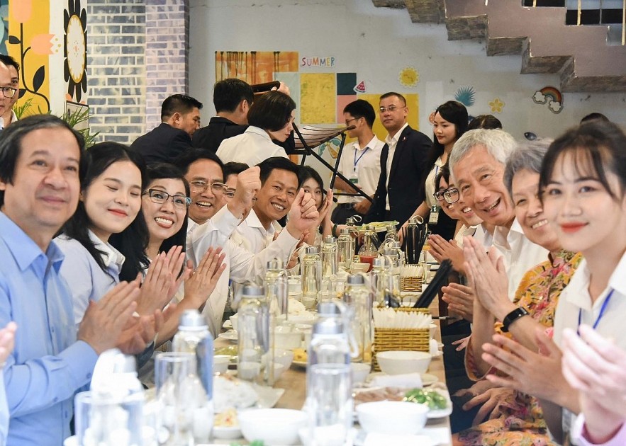 Prime Ministers of Vietnam And Singapore Visit Vietnam National University