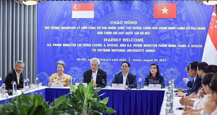 Prime Ministers of Vietnam And Singapore Visit Vietnam National University