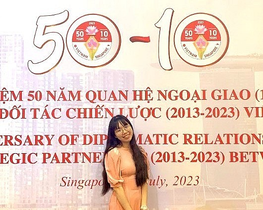 19-year-old Student Wins Logo Design Contest for Vietnam-Singapore 50 Years of Relations