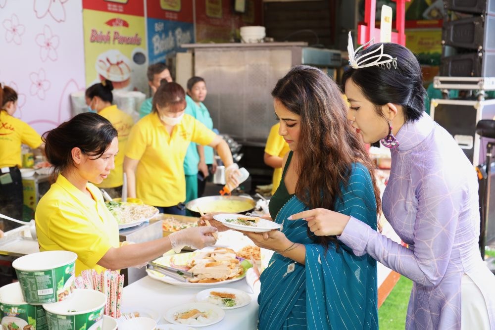 Actress of '8-year-old bride' Excitedly Learns to Make Vietnamese Crispy Pancakes