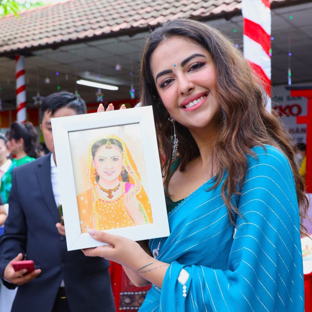 Actress of '8-year-old bride' Excitedly Learns to Make Vietnamese Crispy Pancakes
