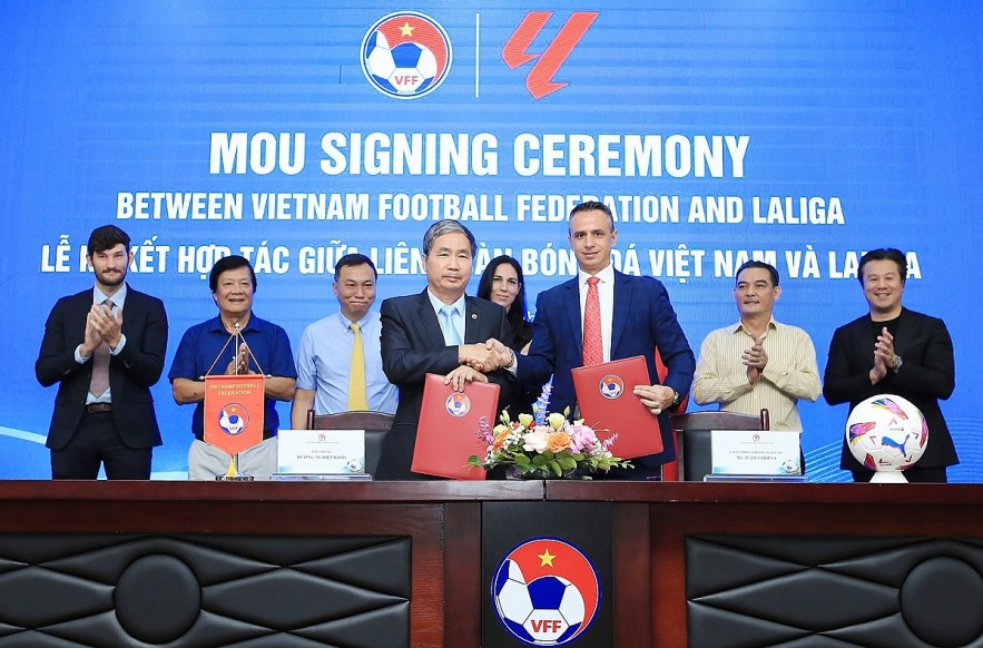 VFF General Secretary Duong Nghiep Khoi and La Liga’s Southeast Asia managing director Ivan Codina at the MoU signing ceremony. (Photo: VFF)
