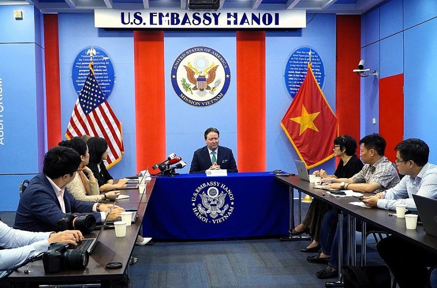 Overview of the meeting with the media. (Photo: Tuan Viet)