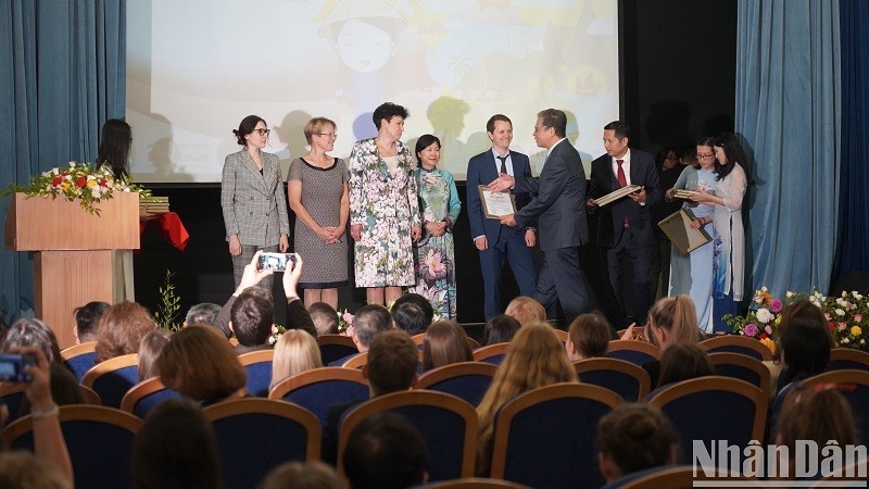 Overseas Vietnamese Abroad Respond to Day for Honouring Vietnamese Language