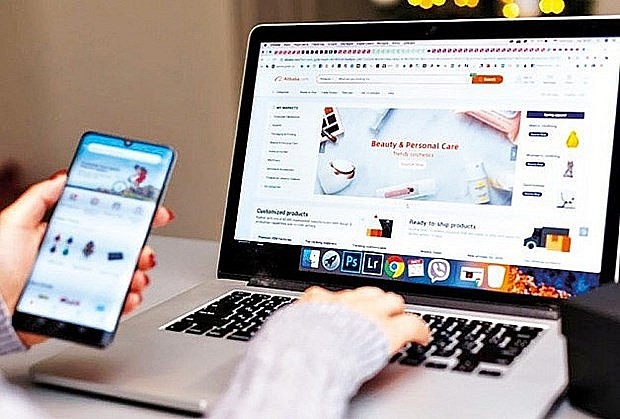 Cashless payments in e-commerce to account for 50% by 2025. (Photo: tapchitaichinh.vn)