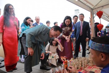 Japanese People Enjoy Vietnamese Toy Figurines, Dong Ho Paintings