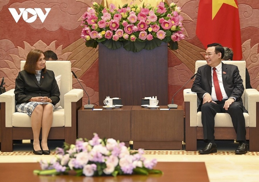 NA Chairman Vuong Dinh Hue (R) hosts Vice President of the Cuban NA Ana Maria Machado.