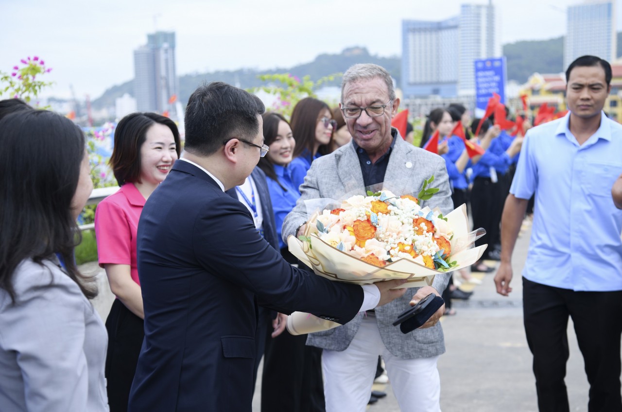 Global Young Parliamentarians Enjoy One-Day Trip to Ha Long Bay