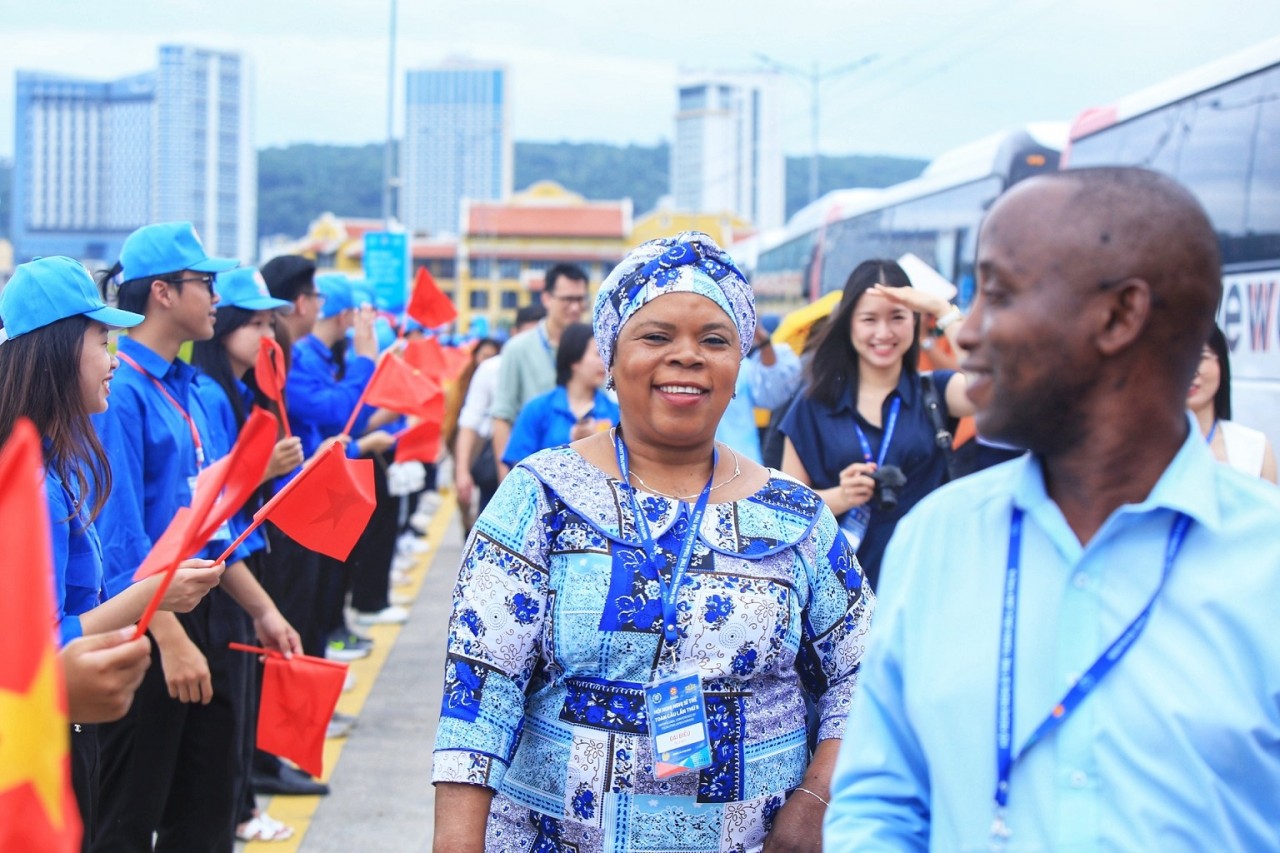 Global Young Parliamentarians Enjoy One-Day Trip to Ha Long Bay