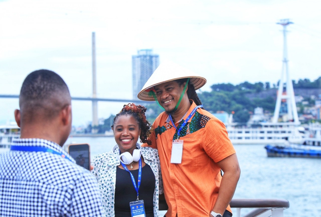 Global Young Parliamentarians Enjoy One-Day Trip to Ha Long Bay
